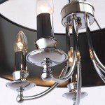Lampa wisząca Abu Dhabi 5-punktowa w kolorze chromu i czerni. Widoczne eleganckie ramiona z polerowanego metalu, zakończone uchwytami na żarówki, z przezroczystymi kloszami w kształcie stożka. Kąt ujęcia zbliżeniowy, ukazujący detale konstrukcji.