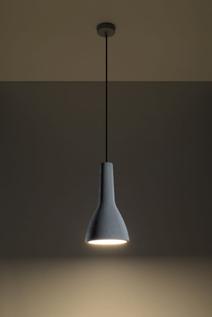 Lampa wisząca Empoli 1-punktowa w kolorze szarym, o kształcie przypominającym stożek. Materiał betonowy z teksturą, zawieszona na cienkim czarnym przewodzie. Oświetlenie skierowane w dół, montowana do sufitu na okrągłej podstawie.