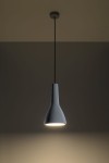 Lampa wisząca Empoli 1-punktowa w kolorze szarym, o kształcie przypominającym stożek. Materiał betonowy z teksturą, zawieszona na cienkim czarnym przewodzie. Oświetlenie skierowane w dół, montowana do sufitu na okrągłej podstawie.