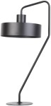 Czarna lampka stołowa 1-punktowa Jumbo, z metalowym kloszem w kształcie cylindra i cienką, zakrzywioną podstawą. Ujęcie z boku, pokazujące minimalistyczny design. Idealna do nowoczesnych wnętrz.