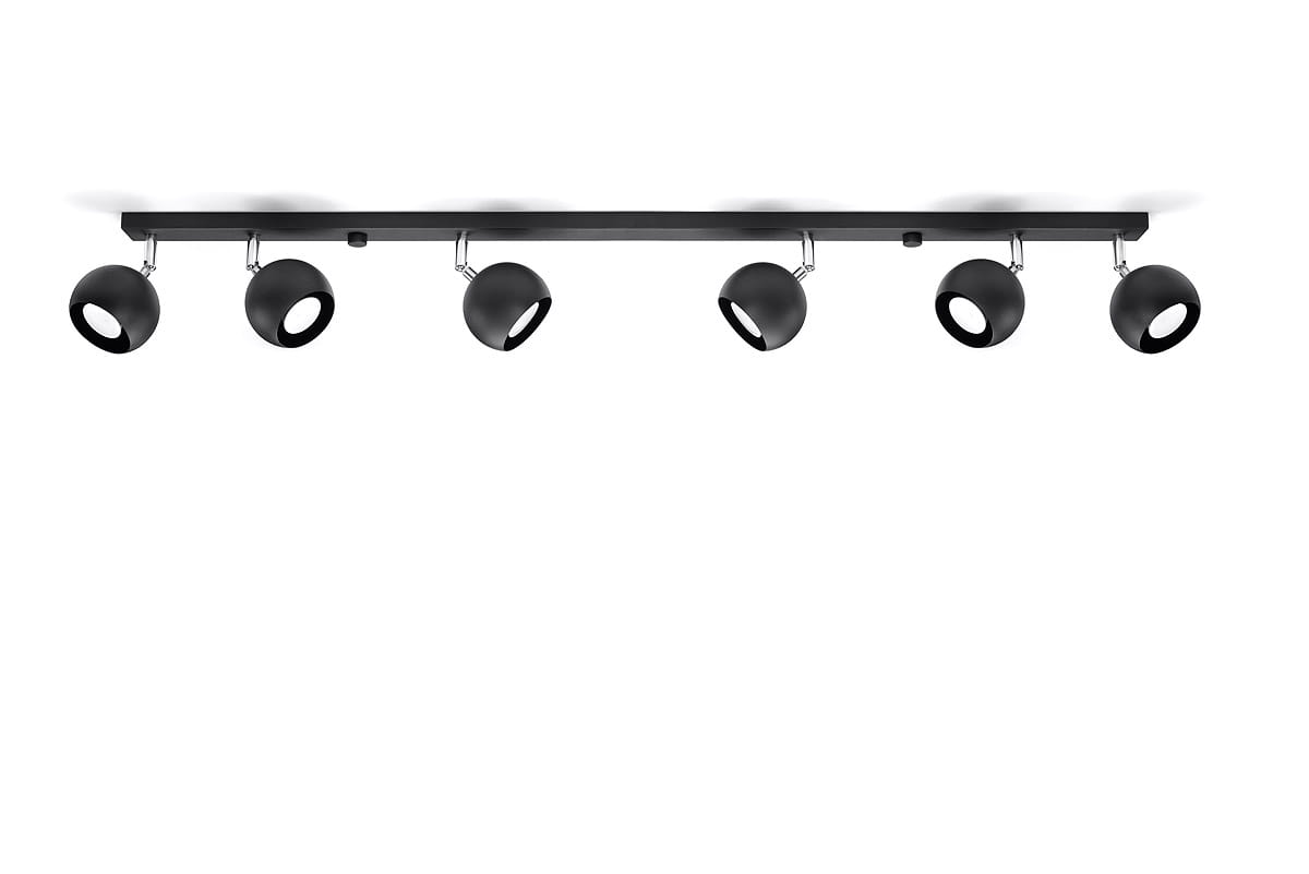 Czarna lampa sufitowa typu spot z sześcioma świecącymi punktami. Ułożona poziomo, z okrągłymi kloszami, które mają białe wnętrze. Metalowa konstrukcja z widocznymi mocowaniami. Idealna do nowoczesnych wnętrz.