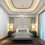 Madison lampa wisząca 9-punktowa w kolorze chromu, z eleganckimi szklanymi detalami, zawieszona w centrum nowoczesnej sypialni. Lampa w kształcie kryształowego żyrandola, efektownie odbijająca światło, z białymi ścianami i meblami w tle.