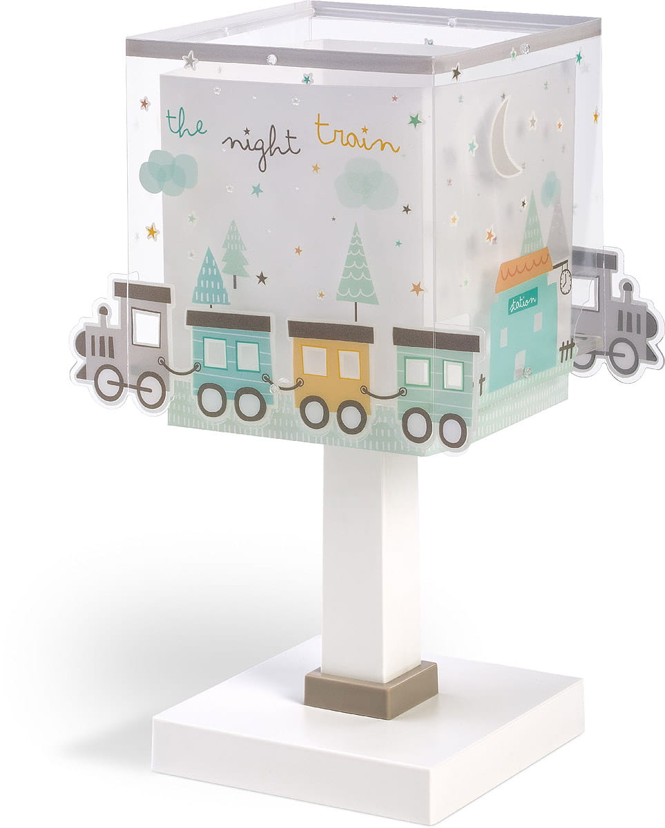 Lampka nocna Nocny Pociąg o prostokątnej formie, z przezroczystym kloszem zdobionym rysunkami pociągu, drzew i chmur. Stoi na białej, kwadratowej podstawie. Widoczne napisy the night train oraz kolorowe detale.