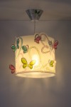 Lampa wisząca Butterfly 1-punktowa o cylindrycznym kształcie, z przezroczystego materiału, ozdobiona kolorowymi motylkami w odcieniach różu, błękitu i zieleni. Ujęcie frontalne, zawieszona na białym przewodzie, emitująca miękkie światło.