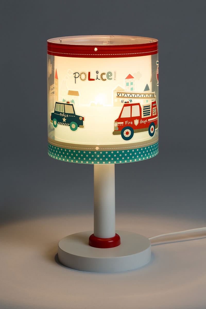 Lampka nocna 1-punktowa Police z kolorowym abażurem, ozdobionym ilustracjami samochodów policyjnych i strażackich. Posiada białą podstawę z czerwoną dekoracją, stojącą na płaskiej powierzchni, emitującą przyjemne światło.