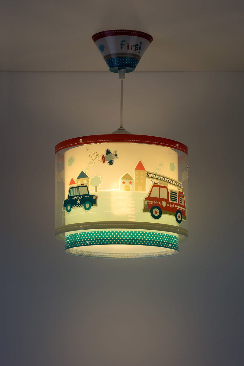 Lampa wisząca Police 1-punktowa z abażurem w kształcie walca, zdobiona kolorowymi ilustracjami samochodów policyjnych i strażackich. Abażur w odcieniach błękitu i czerwieni z dekoracyjnymi paskami. Zawieszona na białym przewodzie.