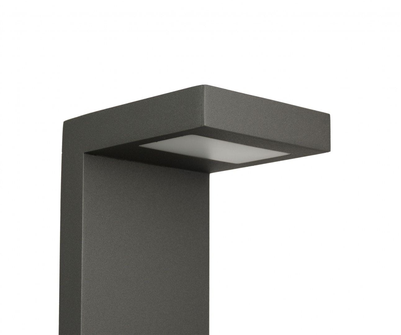 Lampa stojąca ogrodowa Karo LED H58 z prostokątnym, matowym kloszem w kolorze antracytowym. Ujęcie z boku, pokazujące górny detal lampy. Prosta, nowoczesna konstrukcja, idealna do oświetlenia przestrzeni zewnętrznych.