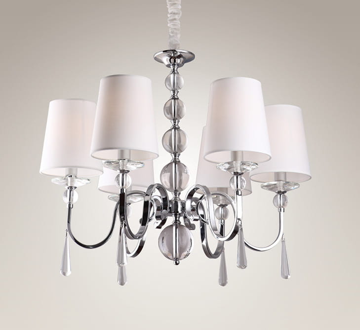 Żyrandol Charlotte 6-punktowy, chromowany, z sześcioma białymi kloszami i szklanymi detalami. Ujęcie frontalne, zawieszony na dekoracyjnym łańcuchu. Elegancki design z wiszącymi kryształkami.