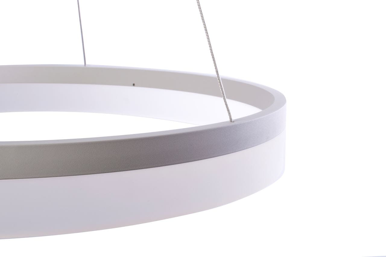 Lampa wisząca Ring 600 LED w kształcie okręgu, w kolorze białym z szarym akcentem. Zawieszona na cienkich linkach, z jednolitą matową powierzchnią. Widoczne elementy mocujące.