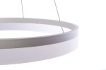 Lampa wisząca Ring 600 LED w kształcie okręgu, w kolorze białym z szarym akcentem. Zawieszona na cienkich linkach, z jednolitą matową powierzchnią. Widoczne elementy mocujące.