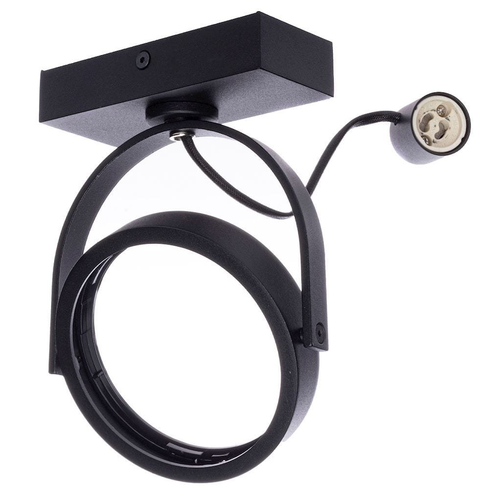 Czarna lampa sufitowa (spot) Lugar, 1-punktowa. Produkt ma metalową konstrukcję w formie okrągłego klosza zamocowanego na prostokątnej podstawie. Widoczny kabel z gniazdem. Ujęcie frontalne, zbliżenie na detale.