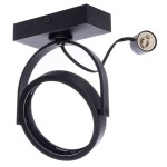 Czarna lampa sufitowa (spot) Lugar, 1-punktowa. Produkt ma metalową konstrukcję w formie okrągłego klosza zamocowanego na prostokątnej podstawie. Widoczny kabel z gniazdem. Ujęcie frontalne, zbliżenie na detale.