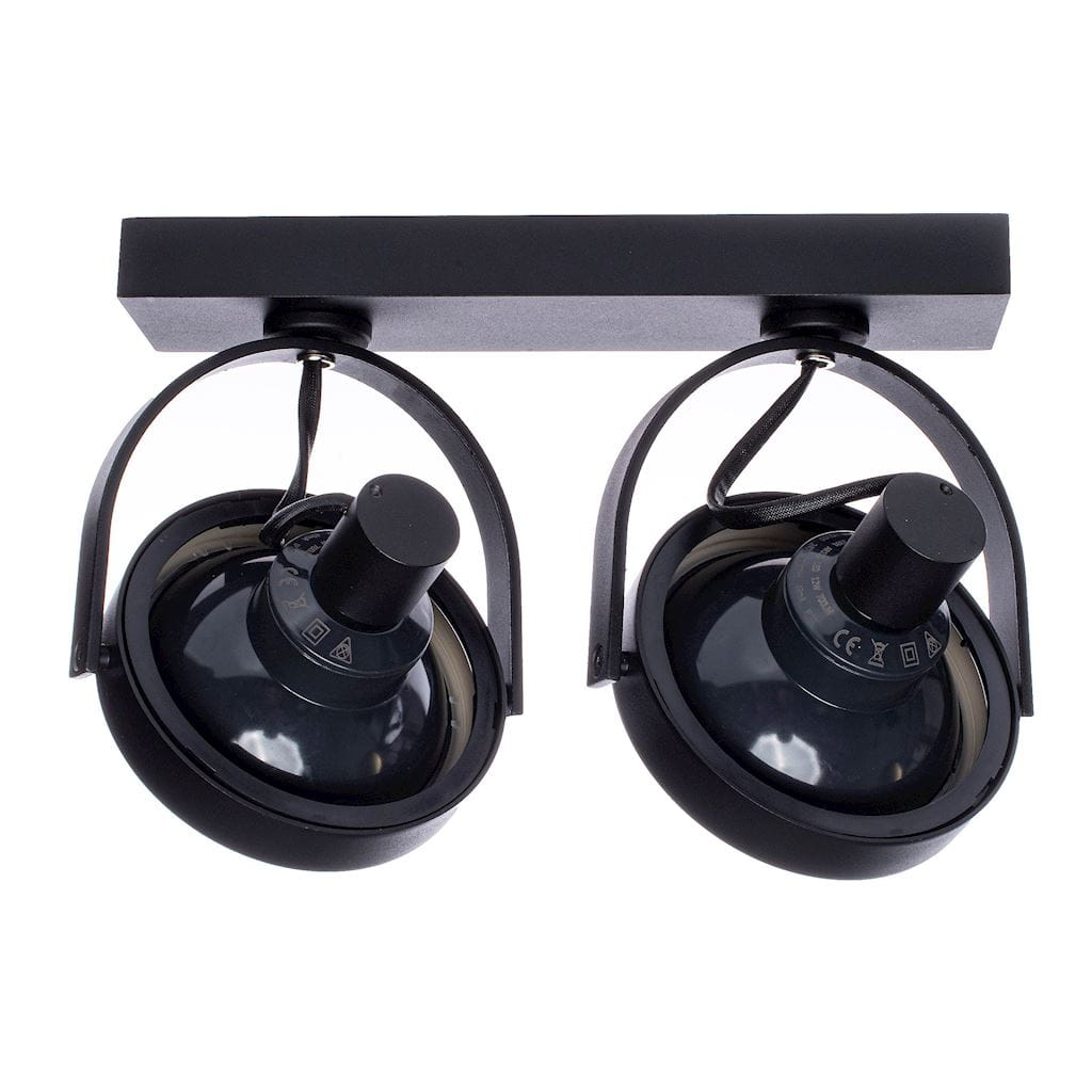 Lampa sufitowa Lugar, 2-punktowa, czarna. Składa się z dwóch regulowanych reflektorów na metalowej podstawie. Reflektory mają okrągły kształt i matową powierzchnię, zawieszone na subtelnych uchwytach. Idealna do nowoczesnych wnętrz.
