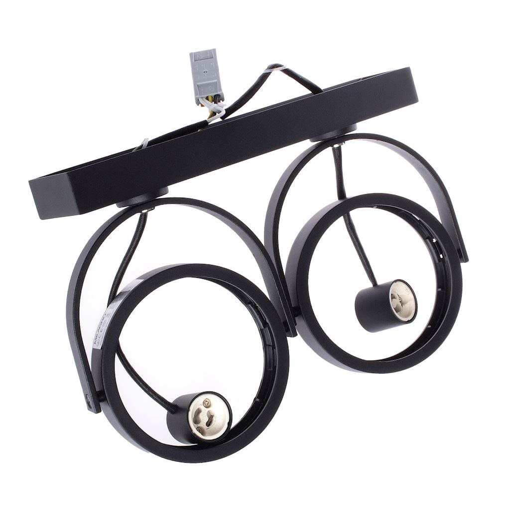 Czarna lampa sufitowa (spot) 2-punktowa Lugar ML5706 z metalową konstrukcją. Ujęcie z przodu, prezentujące dwa okrągłe klosze z miejscem na żarówki, zawieszone na prostokątnej podstawie. Długość kabli widoczna na górze.