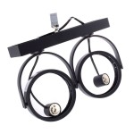 Czarna lampa sufitowa (spot) 2-punktowa Lugar ML5706 z metalową konstrukcją. Ujęcie z przodu, prezentujące dwa okrągłe klosze z miejscem na żarówki, zawieszone na prostokątnej podstawie. Długość kabli widoczna na górze.