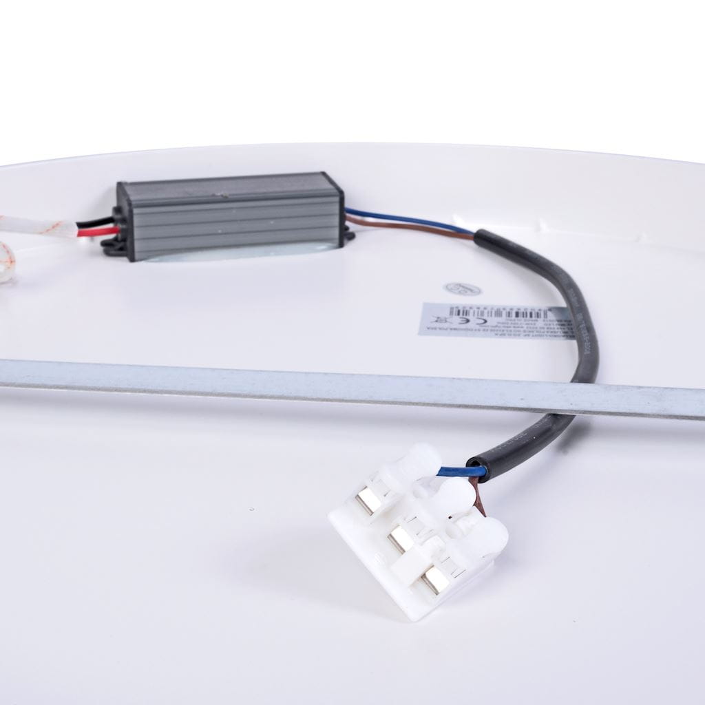 Czarny plafon Ohio LED D45 z widocznym zasilaczem, przewodami oraz białym złączem. Ujęcie z góry, przedstawiające tylną stronę lampy. Wysoka jakość wykonania, przeznaczony do montażu sufitowego.