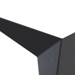 Kinkiet LED Trame w kolorze czarnym, o geometrycznym kształcie z ostrymi krawędziami. Ujęcie z boku, ukazujące teksturę powierzchni oraz unikalny design. Idealny do nowoczesnych wnętrz.