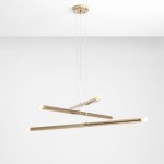 Lampa wisząca Tubo 6-punktowa w kolorze złotym, składająca się z trzech poziomych, prostokątnych rur, z widocznymi żarówkami na końcach. Zawieszona na cienkich linkach z sufitu, prezentuje nowoczesny design na białym tle.