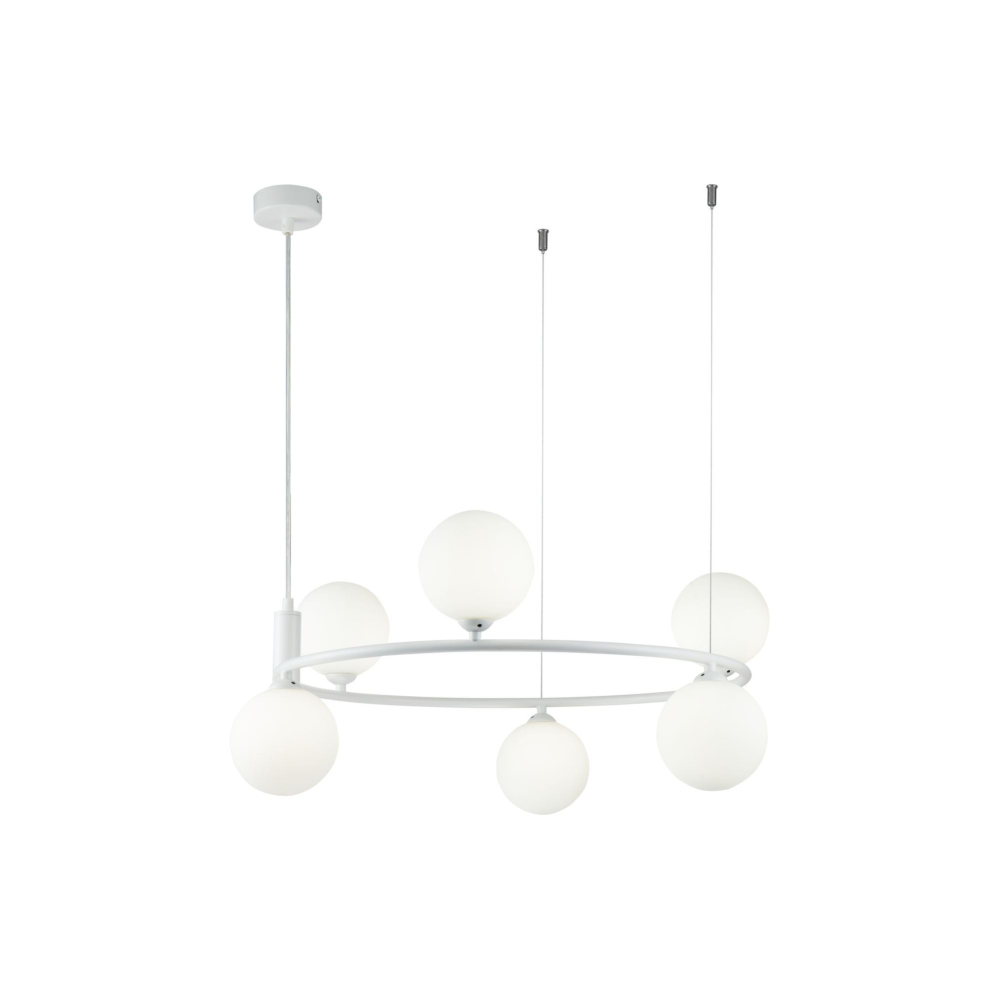 Lampa wisząca Ring 6-punktowa w kolorze białym. Okrągła konstrukcja z sześcioma matowymi kulami, zawieszona na cienkich linkach. Prosty, nowoczesny design, idealna do różnych wnętrz. Montowana na suficie.
