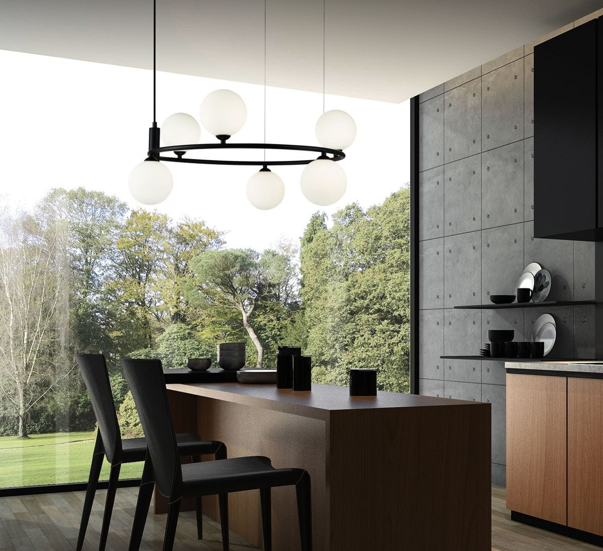 Lampa wisząca Ring MOD013PL-06B w kolorze czarnym, z sześcioma okrągłymi kloszami w białym kolorze. Zawieszona nad drewnianym stołem w nowoczesnej kuchni, z widokiem na zieleń za oknem. Klosze równomiernie rozmieszczone na okrągłej konstrukcji.
