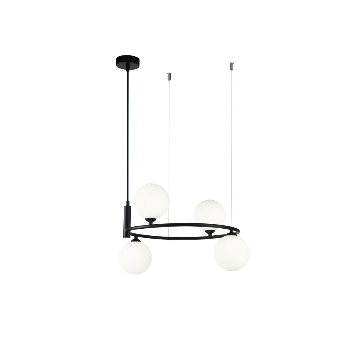Czarna lampa wisząca Ring z czterema białymi, okrągłymi kloszami, zawieszona na cienkich linkach. Okrągła podstawa mocująca do sufitu. Prosty i nowoczesny design, idealny do nowoczesnych wnętrz.