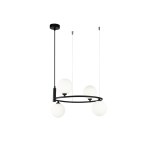 Czarna lampa wisząca Ring z czterema białymi, okrągłymi kloszami, zawieszona na cienkich linkach. Okrągła podstawa mocująca do sufitu. Prosty i nowoczesny design, idealny do nowoczesnych wnętrz.