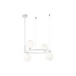 Lampa wisząca czteropunktowa o białej konstrukcji z metalowym okręgiem. Posiada cztery okrągłe, matowe klosze w białym kolorze. Ujęcie frontalne, produkt zwisający na cienkich linkach z sufitu, na jednolitym tle.