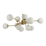 Lampa wisząca Erich 12-punktowa w kolorze mosiądzu. Posiada 12 białych, okrągłych kloszy z matowego szkła, rozstawionych na metalowych ramionach. Ujęcie z góry, pokazujące całą konstrukcję i detale połączeń.