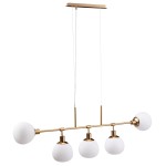 Lampa wisząca Erich 5-punktowa z mosiądzu, z pięcioma białymi, okrągłymi kloszami zawieszonymi na metalowej konstrukcji. Ujęcie frontalne, produkt zamontowany na suficie, z widocznymi przewodami.