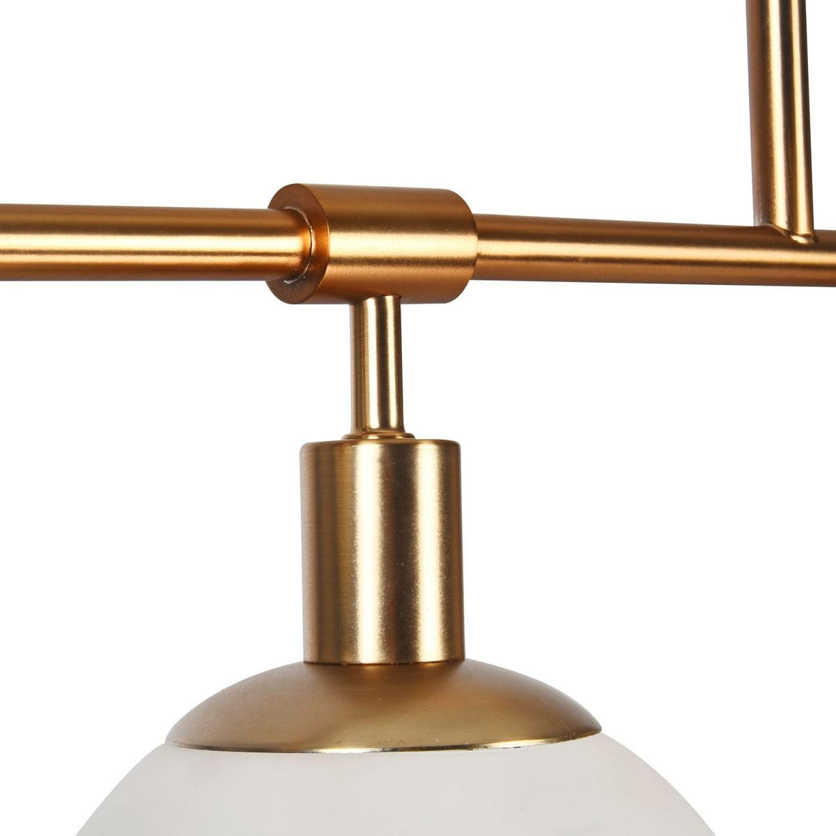 Lampa wisząca Erich 5-punktowa w mosiężnym kolorze. Widok z bliska na element mocujący z połyskującym wykończeniem oraz biały klosz. Produkt wykonany z metalu, z gładką, zaokrągloną podstawą, idealny do nowoczesnych wnętrz.