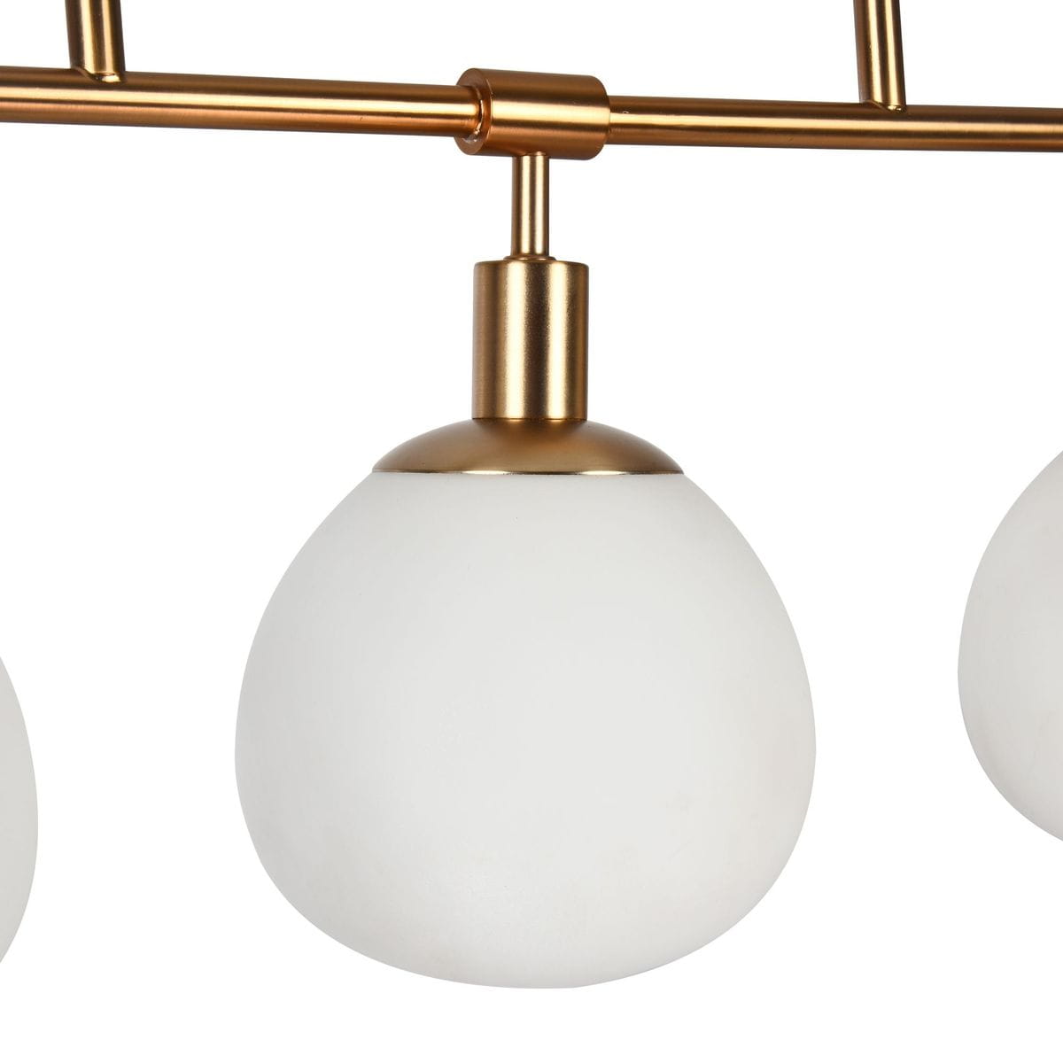 Lampa wisząca Erich 5-punktowa w kolorze mosiądzu, z białymi, matowymi kloszami w kształcie kuli. Ujęcie z góry, pokazujące detale mocowania oraz kształt kloszy. Idealna do nowoczesnych aranżacji wnętrz.