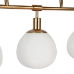 Lampa wisząca Erich 5-punktowa w kolorze mosiądzu, z białymi, matowymi kloszami w kształcie kuli. Ujęcie z góry, pokazujące detale mocowania oraz kształt kloszy. Idealna do nowoczesnych aranżacji wnętrz.