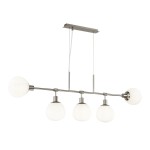 Lampa wisząca Erich 5-punktowa w kolorze niklu z pięcioma okrągłymi kloszami z białego szkła. Produkt zawieszony na prostokątnej podstawie, z dwiema regulowanymi linkami, widoczny z boku. Idealna do nowoczesnych wnętrz.