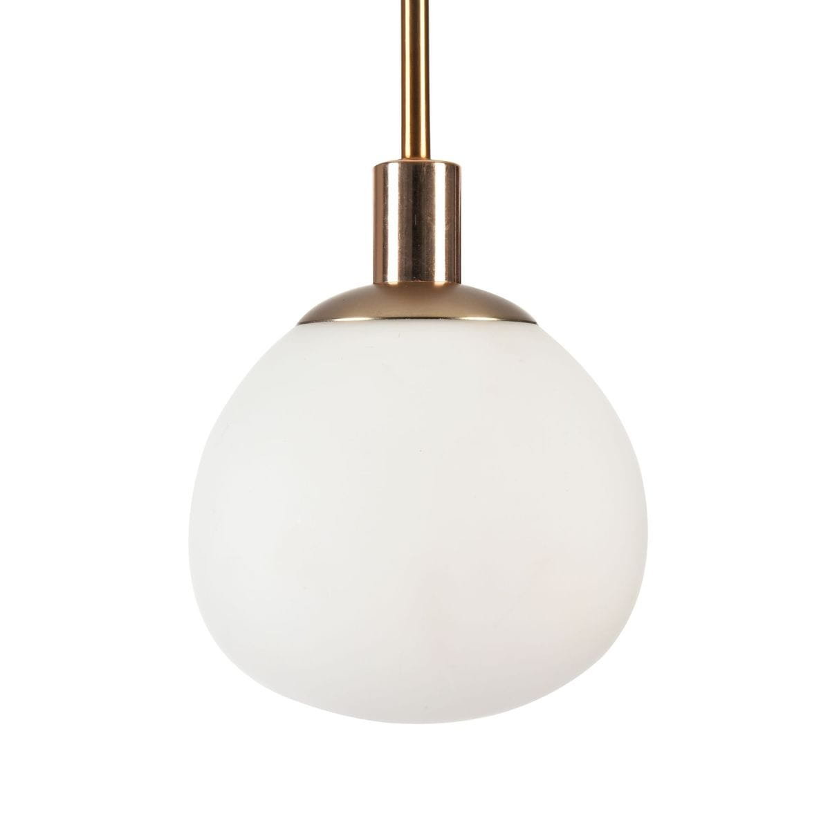 Lampa wisząca Erich 1-punktowa w kolorze mosiądzu z okrągłym, matowym kloszem w białym kolorze. Produkt zawieszony na cienkim, złotym przewodzie. Klosz ma gładką powierzchnię i zaokrąglony kształt, co podkreśla jego elegancki design.