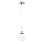 Lampa wisząca Erich 1-punktowa w kolorze niklowym z białym, okrągłym kloszem. Produkt zawieszony na cienkim, białym przewodzie, montowany do sufitu. Klosz o gładkiej fakturze, o kształcie kulistym, zapewniający rozproszone światło.