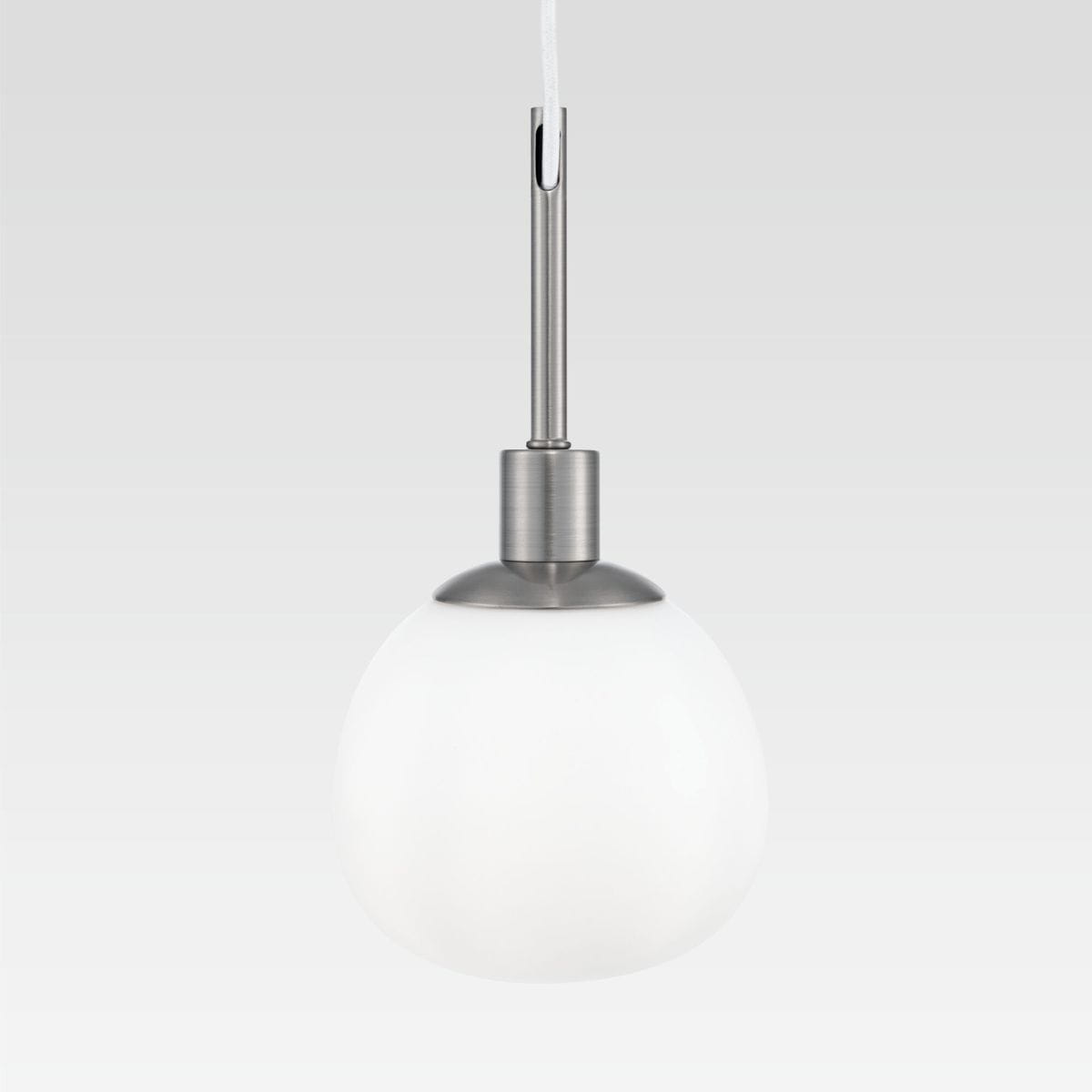 Lampa wisząca Erich 1-punktowa w kolorze niklu z białym, okrągłym kloszem. Produkt zawieszony na cienkim, białym przewodzie, z metalowym mocowaniem u góry. Idealna do nowoczesnych wnętrz.