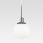 Lampa wisząca Erich 1-punktowa w kolorze niklu z białym, okrągłym kloszem. Produkt zawieszony na cienkim, białym przewodzie, z metalowym mocowaniem u góry. Idealna do nowoczesnych wnętrz.