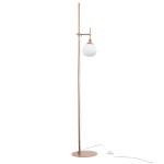 Lampa podłogowa Erich 1-punktowa w kolorze mosiądzu, z białym kloszem w kształcie kuli. Stojąca konstrukcja z okrągłą podstawą, z widocznym kablem i włącznikiem. Ujęcie frontalne.