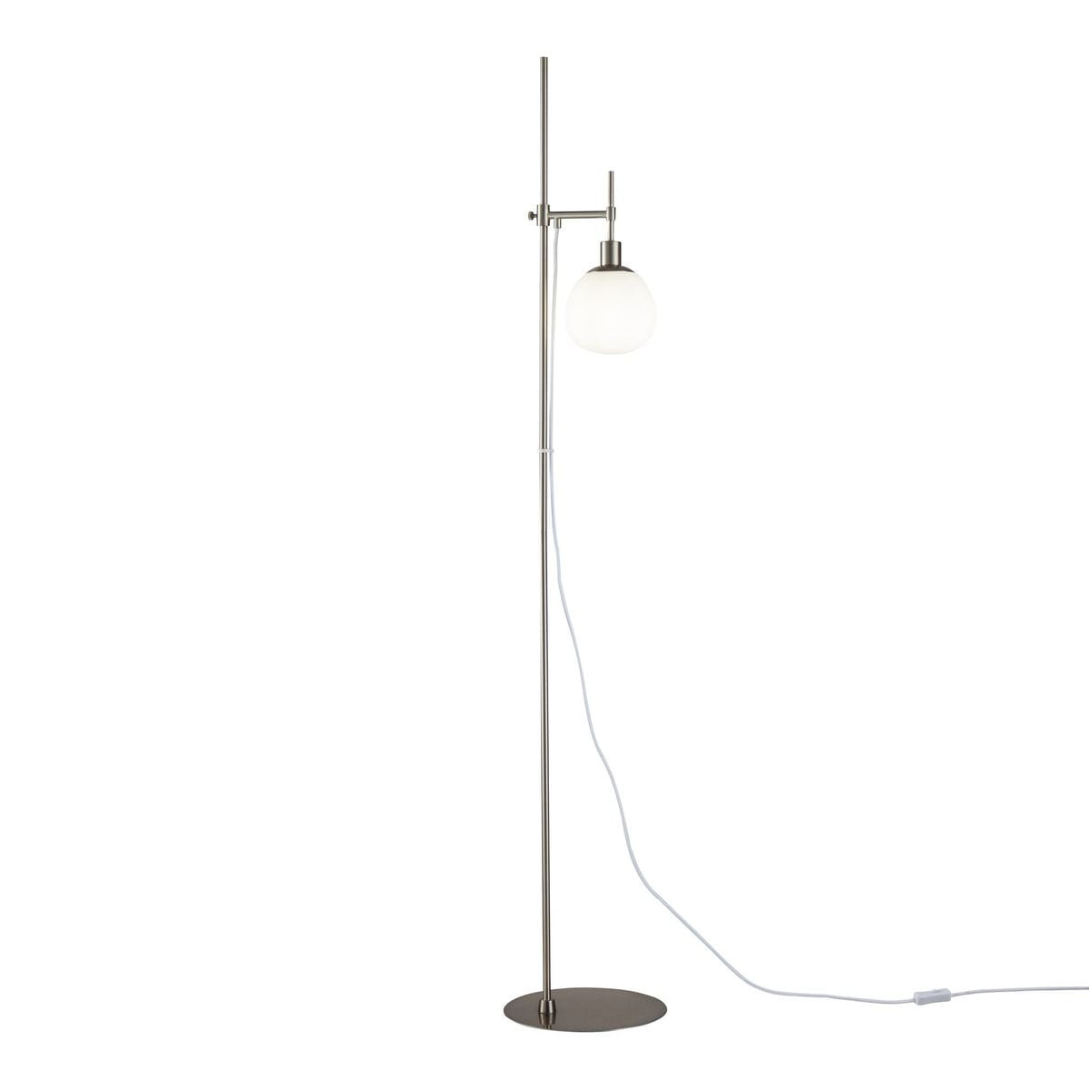Lampa podłogowa Erich, 1-punktowa, w kolorze niklowym. Wysoka konstrukcja z okrągłą podstawą i zawieszoną kloszem w kształcie półkuli z białego szkła. Kabel zasilający biegnie wzdłuż nogi lampy, co podkreśla minimalistyczny design.