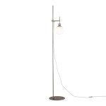 Lampa podłogowa Erich, 1-punktowa, w kolorze niklowym. Wysoka konstrukcja z okrągłą podstawą i zawieszoną kloszem w kształcie półkuli z białego szkła. Kabel zasilający biegnie wzdłuż nogi lampy, co podkreśla minimalistyczny design.