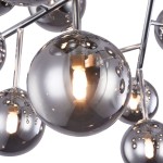 Lampa sufitowa Dallas, 20-punktowa, chromowana. Widoczne szklane kule o lustrzanej powierzchni, w które wkomponowane są żarówki. Elementy metalowe w kolorze chromu, całość w nowoczesnym designie. Ujęcie zbliżeniowe na detale lampy.
