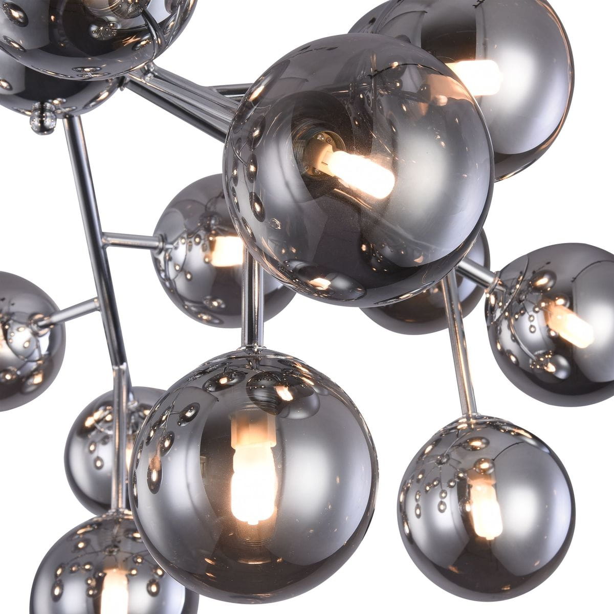Lampa sufitowa Dallas, 20-punktowa, chromowana, z kulistymi kloszami w odcieniu ciemnego srebra. Zbliżenie na detale reflektorów i połączeń metalowych, ukazujące błyszczące wykończenie oraz źródła światła.