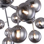 Lampa sufitowa Dallas, 20-punktowa, chromowana, z kulistymi kloszami w odcieniu ciemnego srebra. Zbliżenie na detale reflektorów i połączeń metalowych, ukazujące błyszczące wykończenie oraz źródła światła.