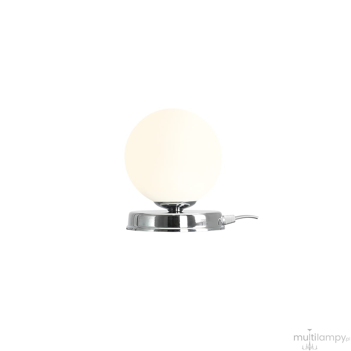Lampa stołowa Ball D14 z chromowaną podstawą, z białą, okrągłą kopułą. Ujęcie frontalne, produkt stoi na płaskiej powierzchni, widoczny kabel zasilający. Minimalistyczny design, idealna do nowoczesnych wnętrz.