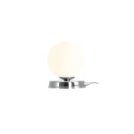 Lampa stołowa Ball D14 z chromowaną podstawą, z białą, okrągłą kopułą. Ujęcie frontalne, produkt stoi na płaskiej powierzchni, widoczny kabel zasilający. Minimalistyczny design, idealna do nowoczesnych wnętrz.