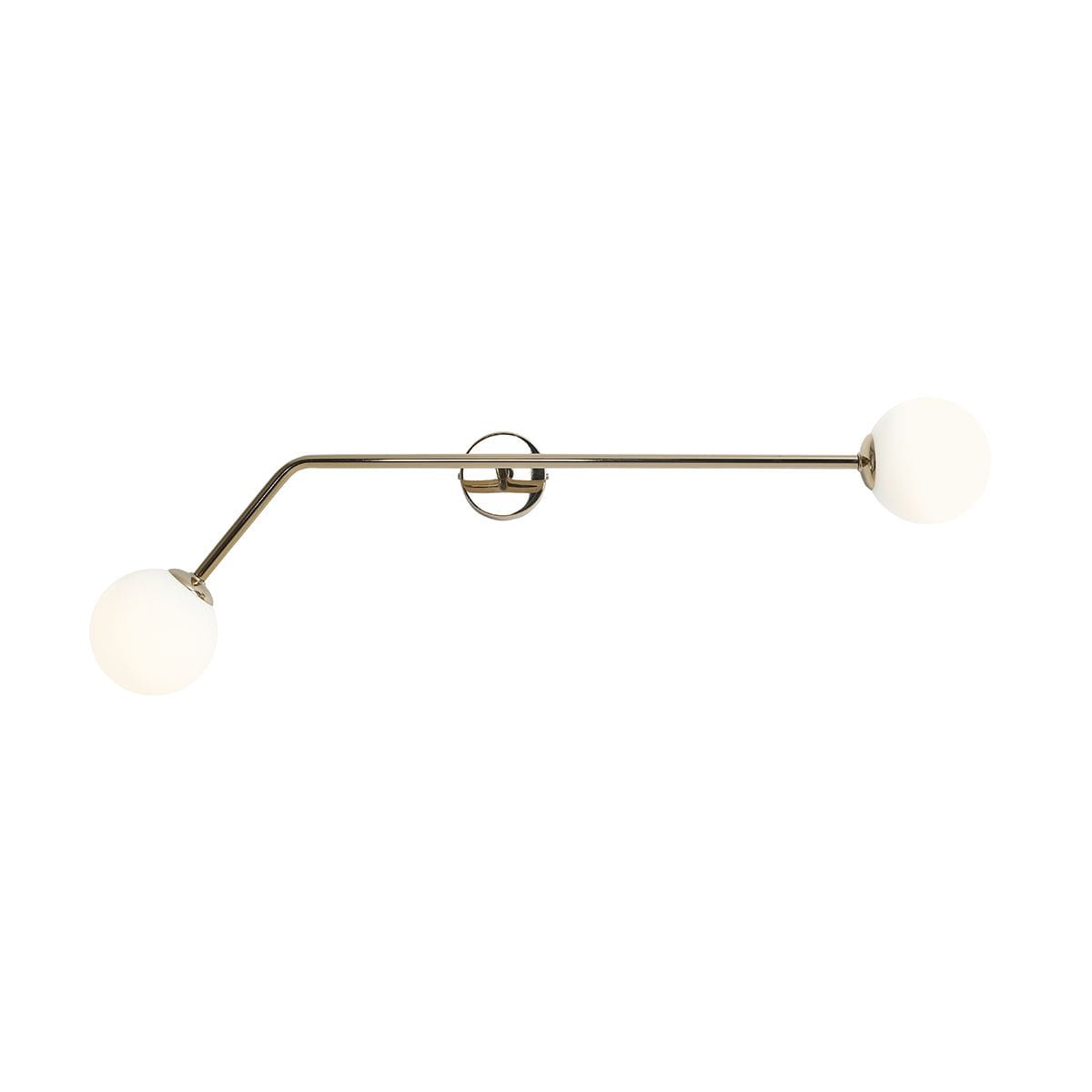 Lampa sufitowa 2-punktowa Pure w kolorze złotym, z dwoma okrągłymi kloszami z białego szkła. Ułożona poziomo, z eleganckim, minimalistycznym designem, montowana na ścianie. Wymiary kloszy i detali konstrukcji są proporcjonalne.