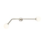 Lampa sufitowa 2-punktowa Pure w kolorze złotym, z dwoma okrągłymi kloszami z białego szkła. Ułożona poziomo, z eleganckim, minimalistycznym designem, montowana na ścianie. Wymiary kloszy i detali konstrukcji są proporcjonalne.