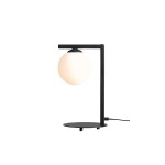Lampa stołowa Zac Down 1-punktowa 1038B1_1 z czarną, metalową podstawą i prostokątnym ramieniem. U góry zawieszona matowa kula ze szkła, emitująca ciepłe światło. Ujęcie frontalne, na białym tle, podkreślające minimalistyczny design.