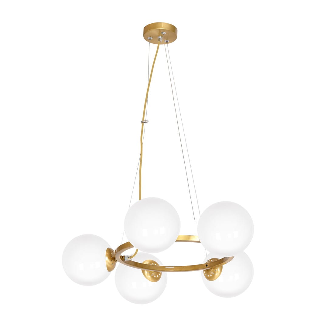 Lampa wisząca Vienna 5-punktowa MLP5577 w kolorze złotym z pięcioma białymi, okrągłymi kloszami. Ujęcie z boku, produkt zwisający z sufitu na cienkich linkach, z metalowym pierścieniem.