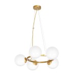 Lampa wisząca Vienna 5-punktowa MLP5577 w kolorze złotym z pięcioma białymi, okrągłymi kloszami. Ujęcie z boku, produkt zwisający z sufitu na cienkich linkach, z metalowym pierścieniem.